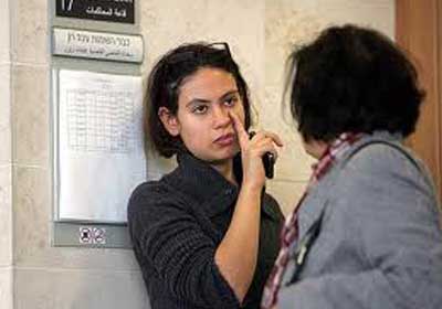 اتهمت كام بقيامها باستغلال منصبها كأمينة سر لقائد المنطقة العسكرية الوسطى وسرقت 2085 وثيقة سلّمتها للصحافي أوري بلاو من هآرتس